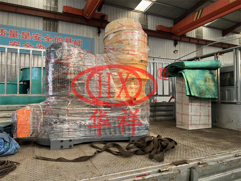 大型有機(jī)肥柱狀顆粒機(jī).jpg 大型有機(jī)肥柱狀顆粒機(jī).jpg